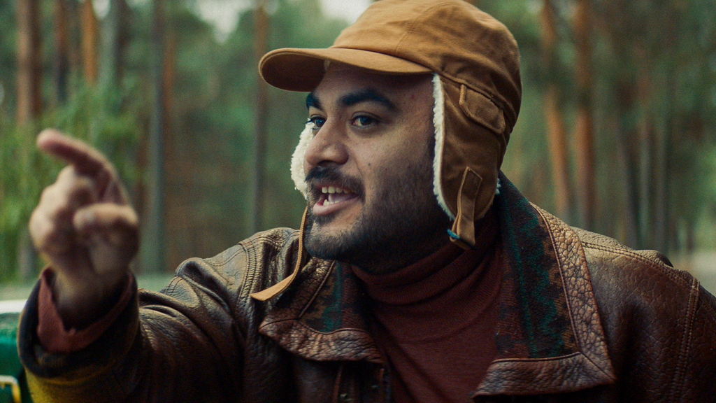 Fotograma de Gastón Haag en la serie "Hay Algo en el Bosque"