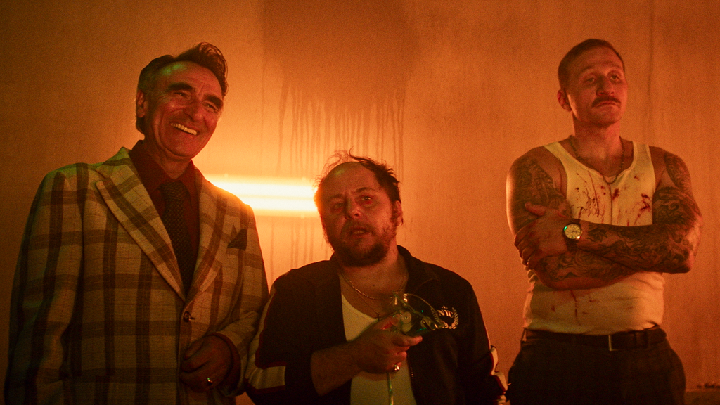 Fotograma de Alfonso Agra, Michael John Treanor y Tomás Pozzi en la serie "Hay Algo en el Bosque"