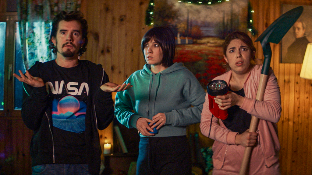 Fotograma de Usue Álvarez, Rebeca Alfayat y Lanter Otaola en la serie "Hay Algo en el Bosque"