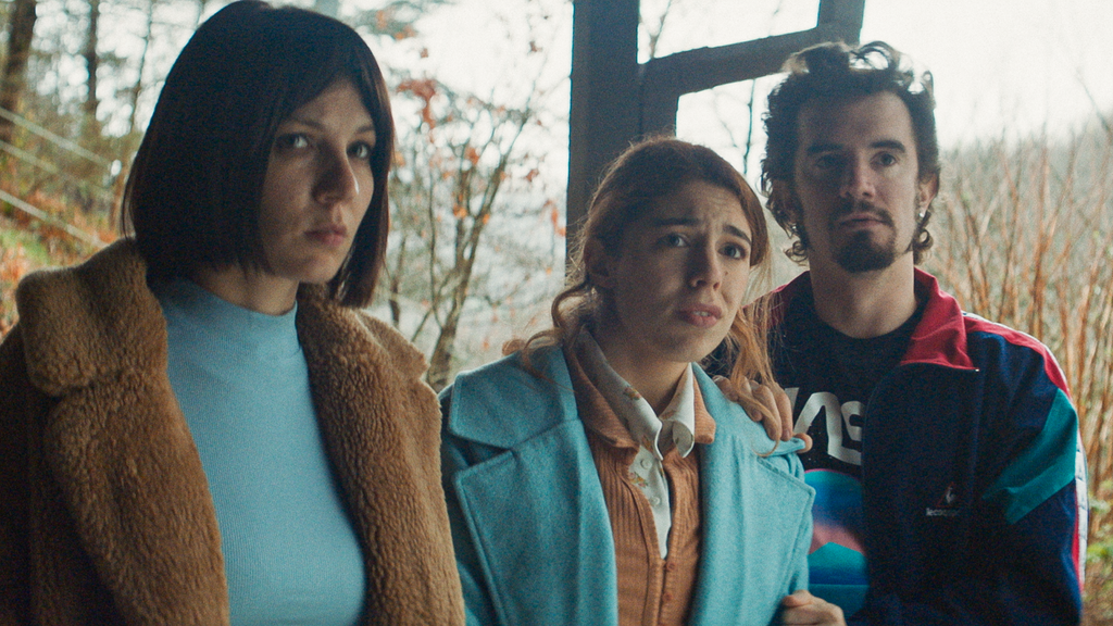 Fotograma de Usue Álvarez, Rebeca Alfayat y Lanter Otaola en la serie "Hay Algo en el Bosque"