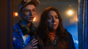 Fotograma de Felipe Pizarán y Carmen Ruiz en la serie "Hay Algo en el Bosque"