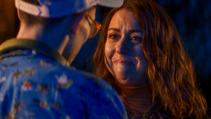 Fotograma de Felipe Pizarán y Carmen Ruiz en la serie "Hay Algo en el Bosque"