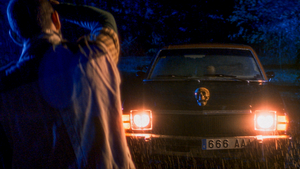 Fotograma de Chani Martin en la serie "Hay Algo en el Bosque"