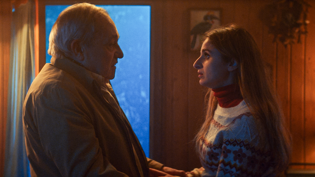 Fotograma de Zorion Eguileor y Andrea Núñez en la serie "Hay Algo en el Bosque"