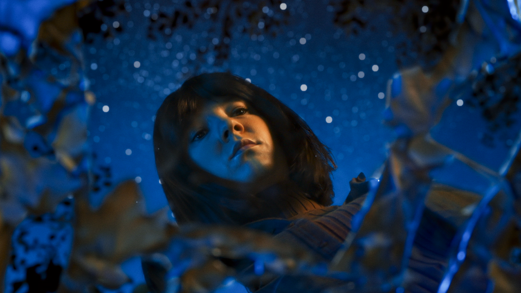 Fotograma de Usue Álvarez en la serie "Hay Algo en el Bosque"