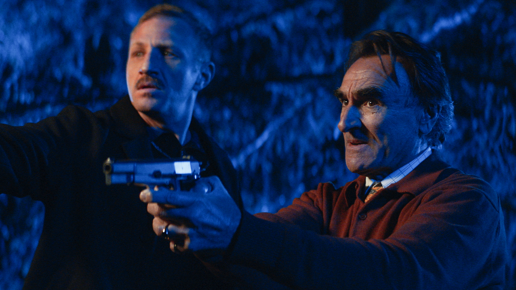 Fotograma de Alfonso Agra y Michael John Treanor en la serie "Hay Algo en el Bosque"