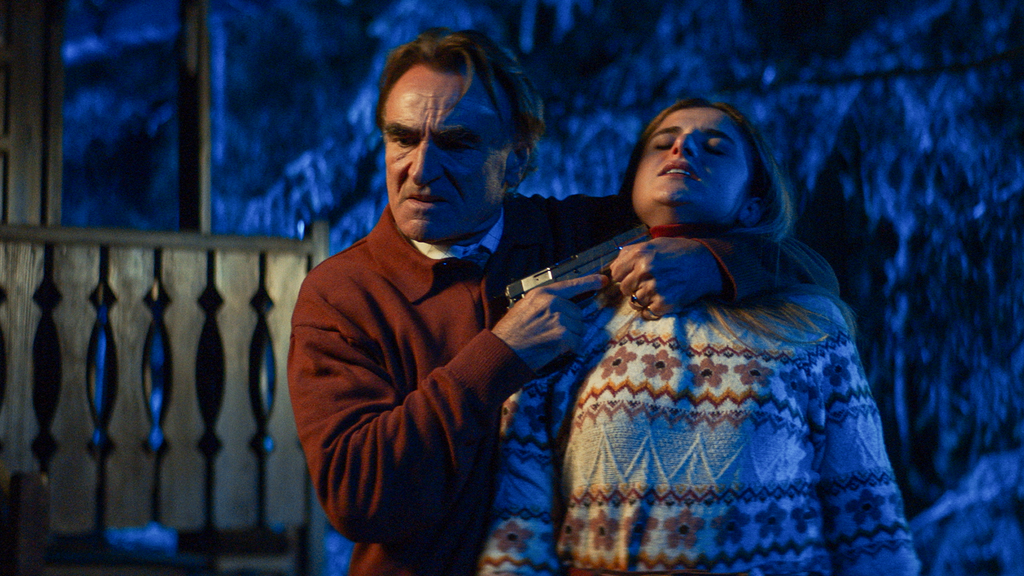 Fotograma de Alfonso Agra y Andrea Núñez en la serie "Hay Algo en el Bosque"
