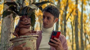 Fotograma de Daniel Ibáñez interpretando a Markel con la Mandrágora en la serie "Hay Algo en el bosque"
