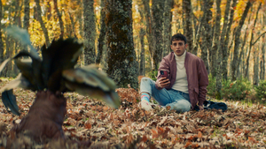 Daniel Ibáñez en la serie Hay Algo en el Bosque