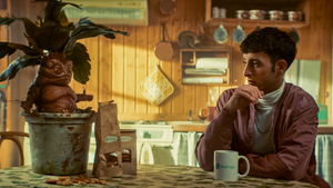 Fotograma de la Mandrágora animatrónica y Daniel Ibáñez en la serie Hay Algo en el Bosque