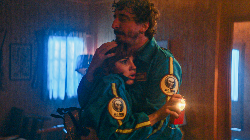 Fotograma de Iván Massagué y Angy Fernández en la serie "Hay Algo en el Bosque"