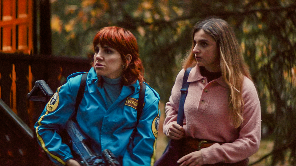 Fotograma de Angy Fernández y Andrea Núñez en la serie "Hay Algo en el Bosque"