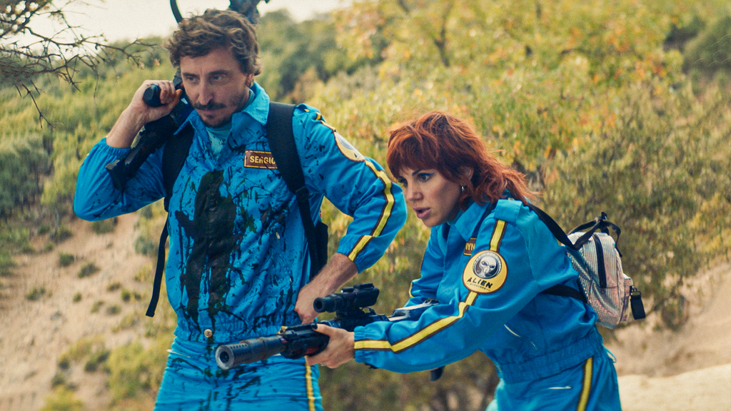 Fotograma de Iván Massagué y Angy Fernández en la serie "Hay Algo en el Bosque"