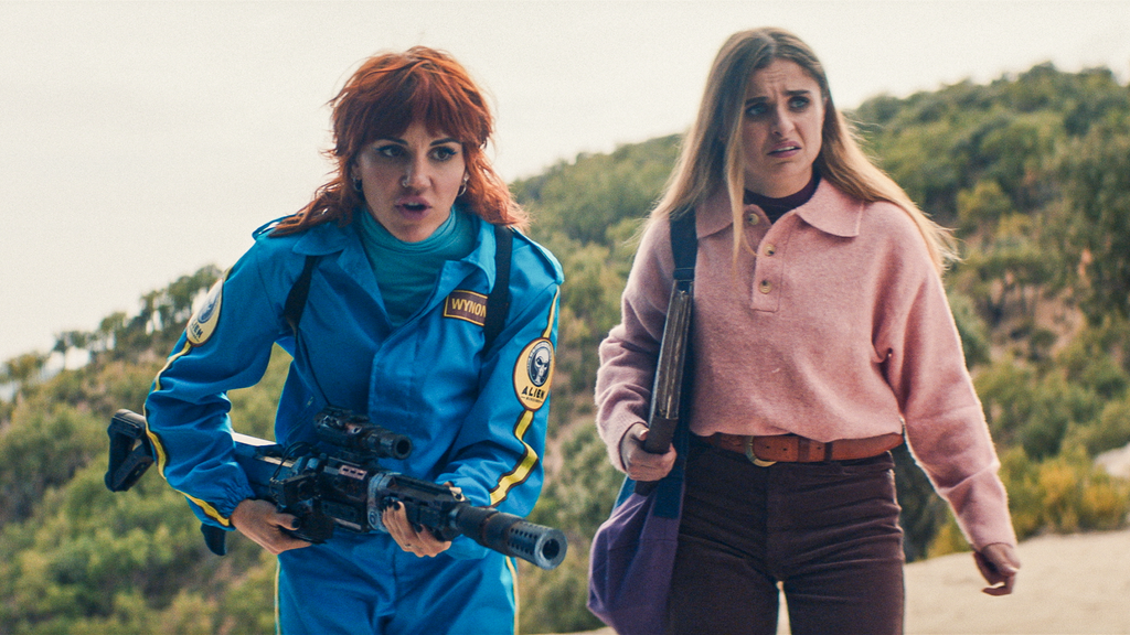 Fotograma de Angy Fernández y Andrea Núñez en la serie "Hay Algo en el Bosque"
