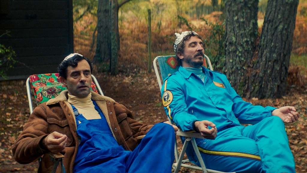 Fotograma de Iván Massagué y Denis Gómez en la serie "Hay Algo en el Bosque"