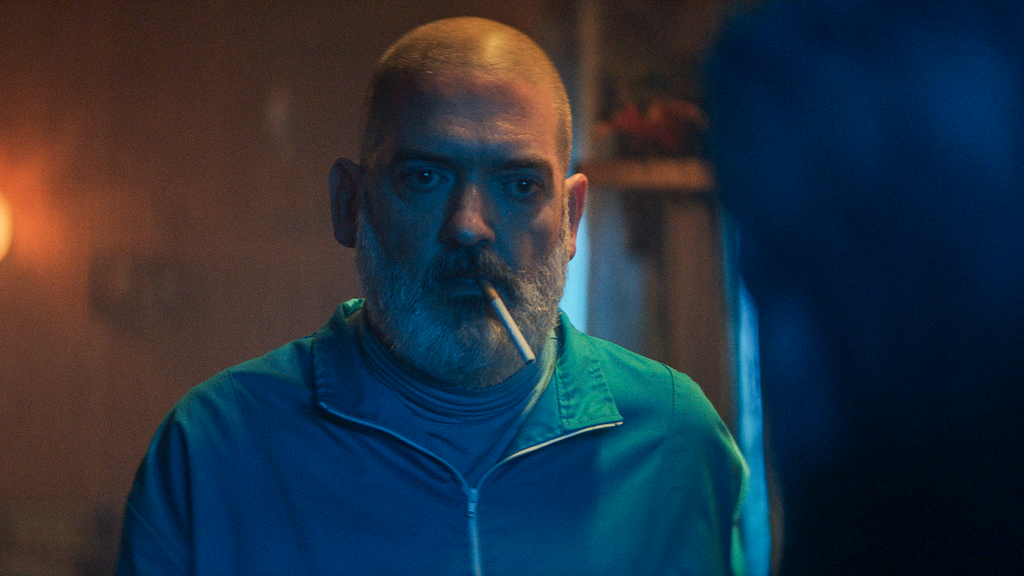 Fotograma de Jordi Aguilar en la serie "Hay Algo en el Bosque"