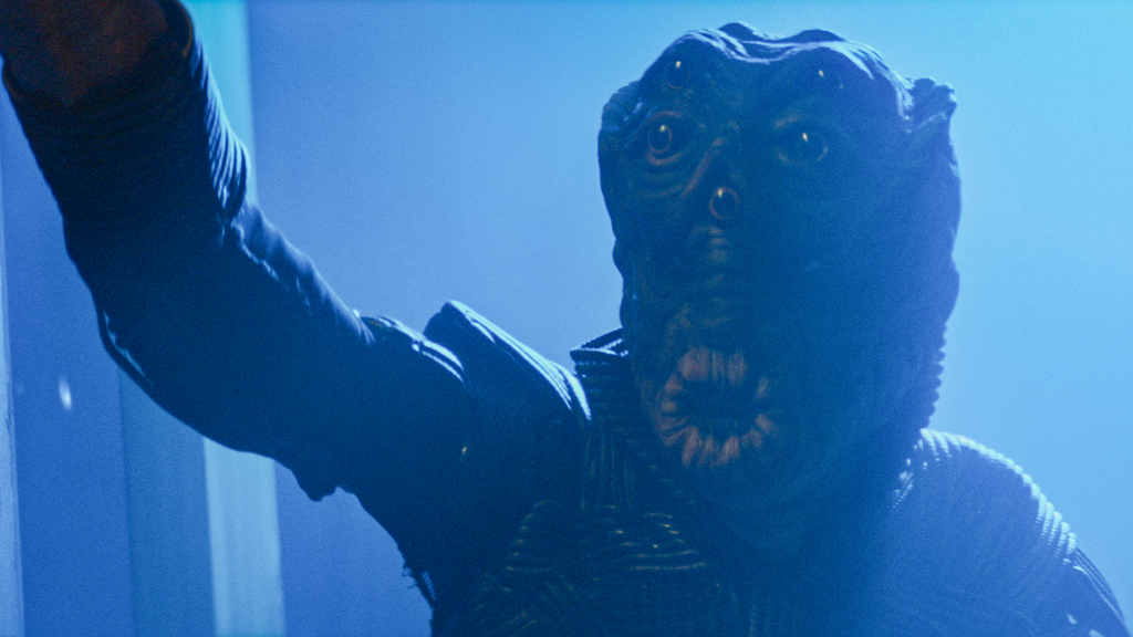 Fotograma del Alien en la serie "Hay Algo en el Bosque"