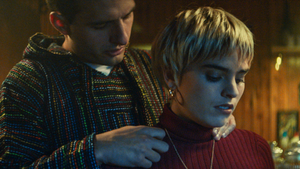Fotograma de Jone Laspiur y Eduardo Rosa en la serie "Hay Algo en el Bosque"