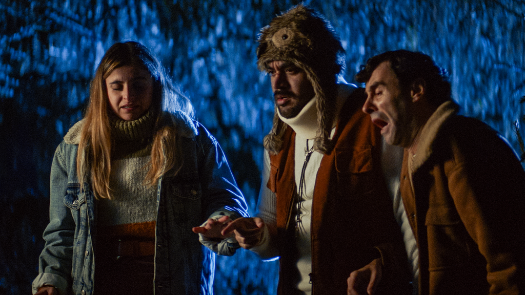Fotograma de Andrea Núñez, Gastón Haag y Denis Gómez en la serie "Hay Algo en el Bosque"