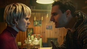 Fotograma de Jone Laspiur y Eduardo Rosa en la serie "Hay Algo en el Bosque"