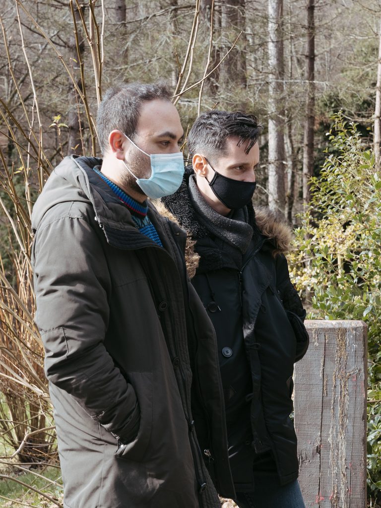 Detrás de escenas de la serie "Hay Algo en el Bosque"