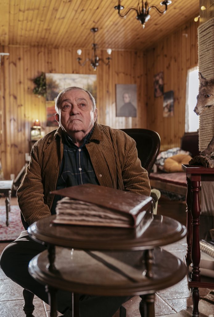 Zorion Eguileor detrás de escenas de la serie "Hay Algo en el Bosque"