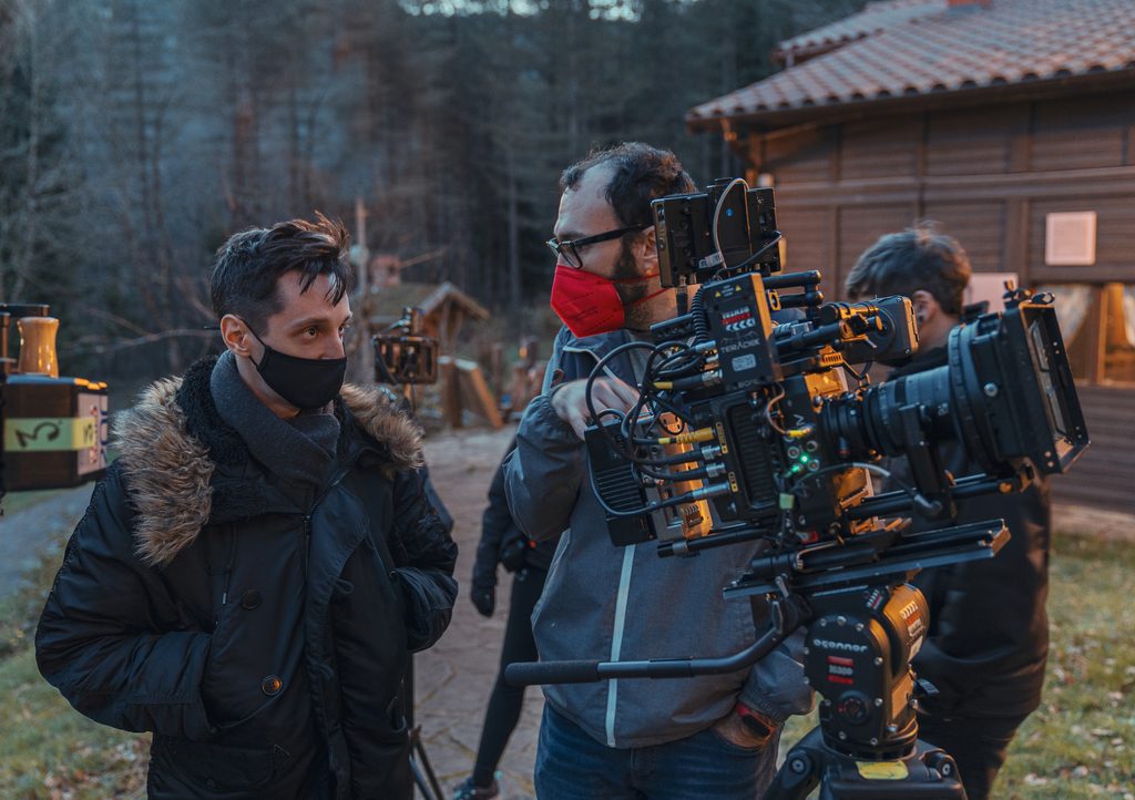 Nicolás Amelio-Ortiz detrás de escenas de la serie "Hay Algo en el Bosque"