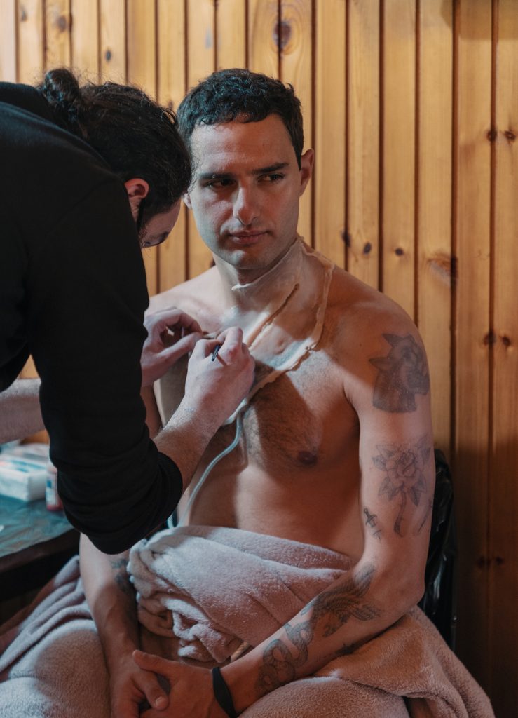 Eduardo Rosa detrás de escenas de la serie "Hay Algo en el Bosque"