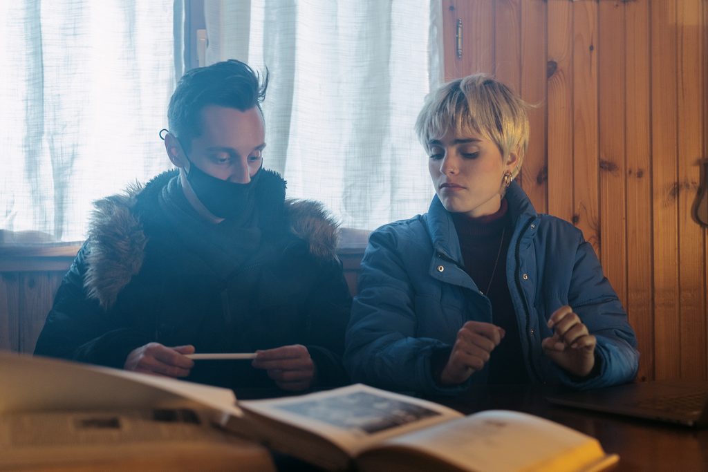 Nicolás Amelio-Ortiz y Jone Laspiur detrás de escenas de la serie "Hay Algo en el Bosque"