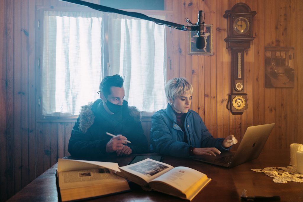 Nicolás Amelio-Ortiz y Jone Laspiur detrás de escenas de la serie "Hay Algo en el Bosque"