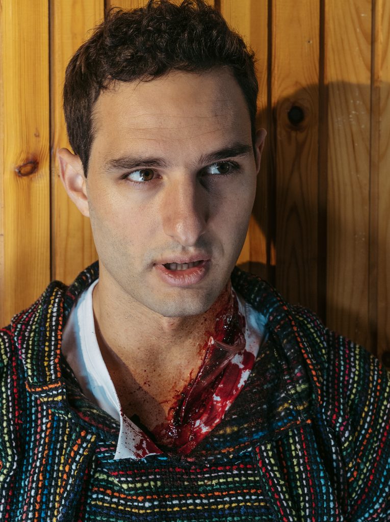 Eduardo Rosa detrás de escenas de la serie "Hay Algo en el Bosque"