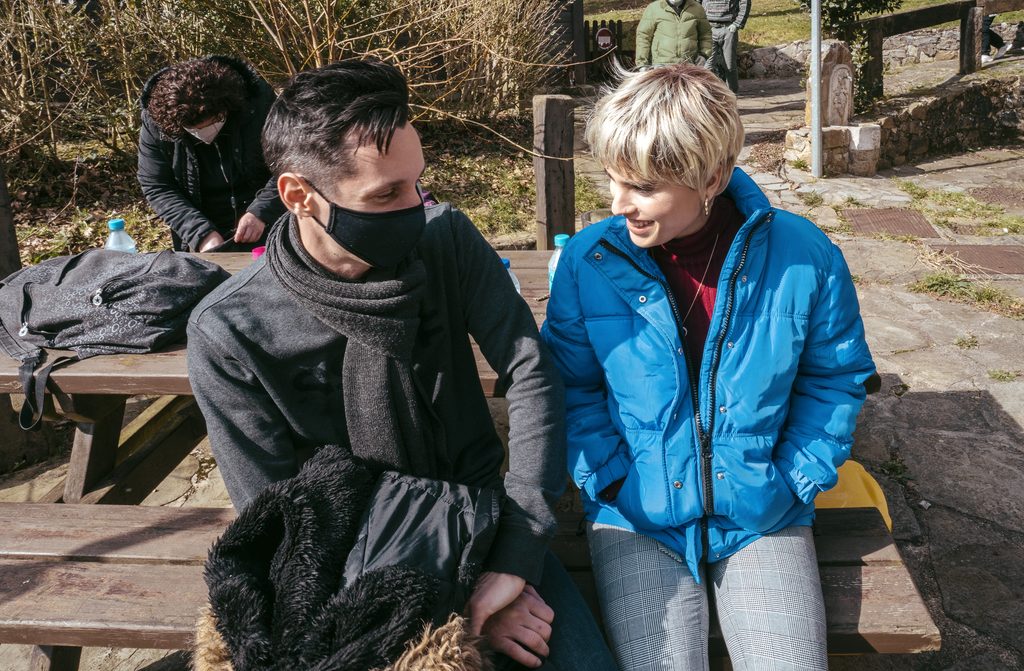 Nicolás Amelio-Ortiz y Jone Laspiur detrás de escenas de la serie "Hay Algo en el Bosque"
