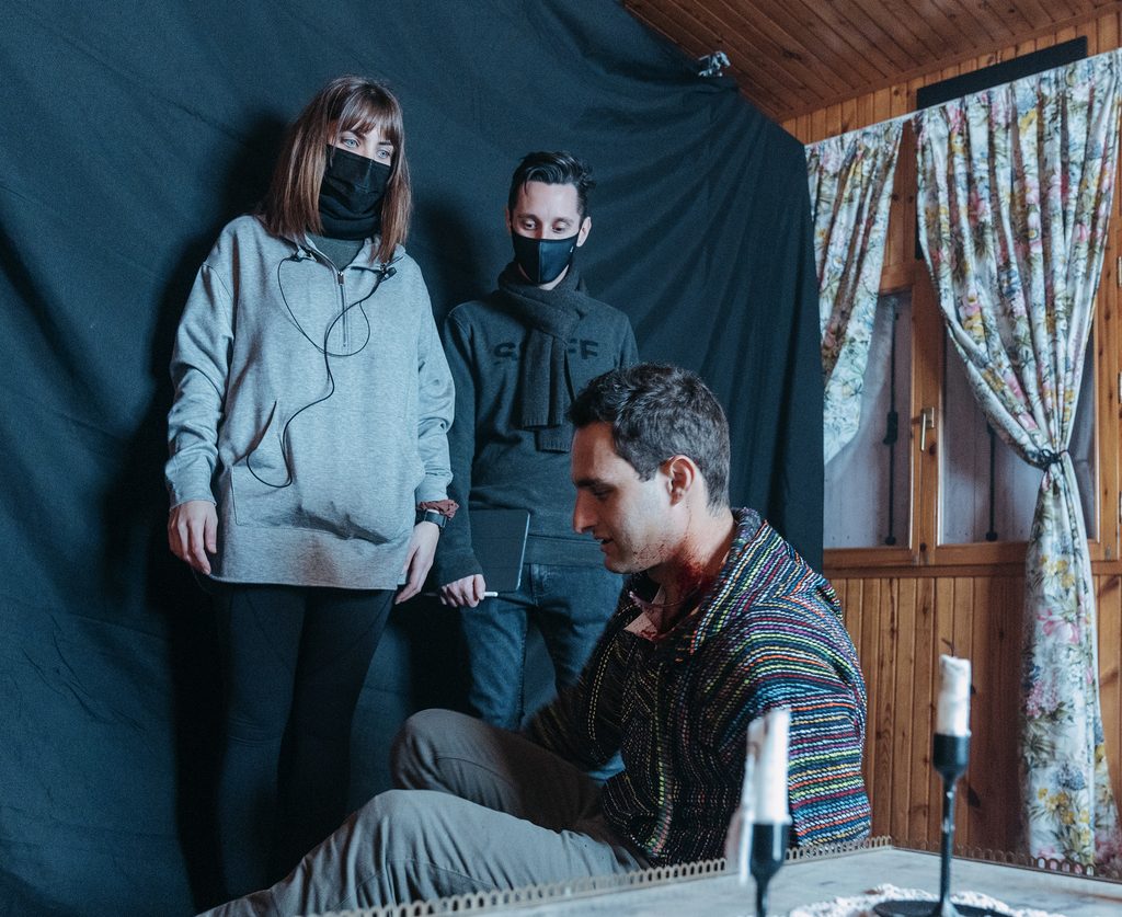 Nicolás Amelio-Ortiz y Eduardo Rosa detrás de escenas de la serie "Hay Algo en el Bosque"