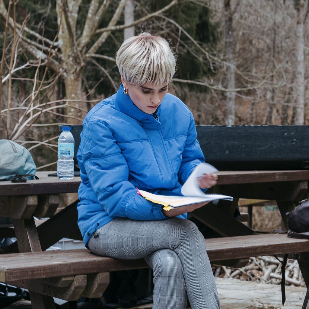 Jone Laspiur detrás de escenas de la serie "Hay Algo en el Bosque"