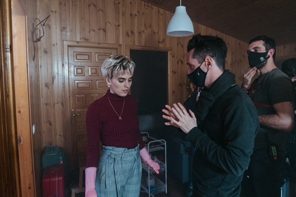 Nicolás Amelio-Ortiz y Jone Laspiur detrás de escenas de la serie "Hay Algo en el Bosque"