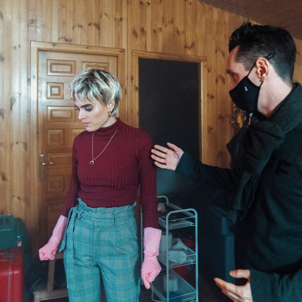 Nicolás Amelio-Ortiz y Jone Laspiur detrás de escenas de la serie "Hay Algo en el Bosque"