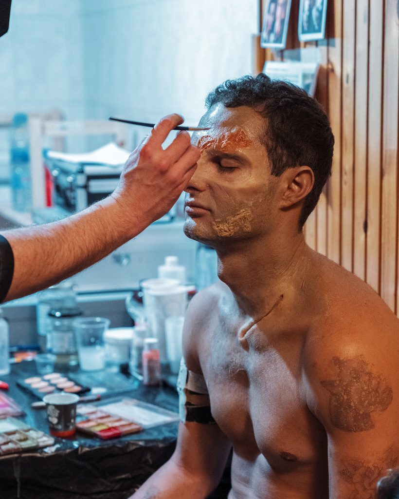 Eduardo Rosa detrás de escenas de la serie "Hay Algo en el Bosque"
