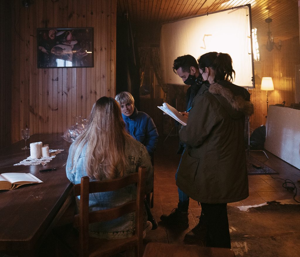 Nicolás Amelio-Ortiz y Jone Laspiur detrás de escenas de la serie "Hay Algo en el Bosque"