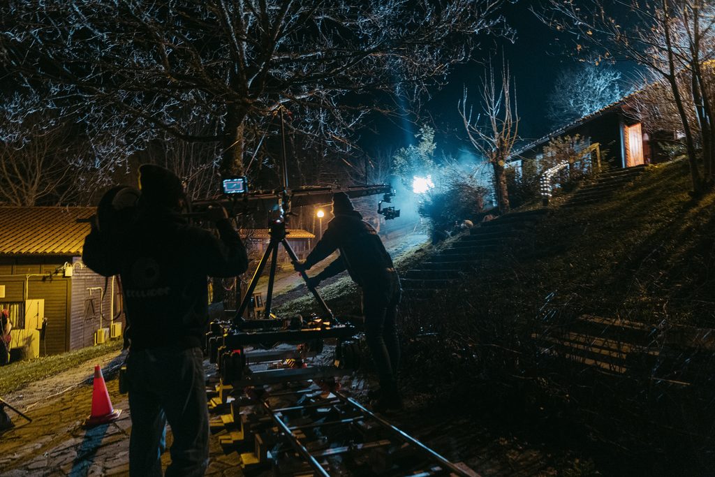 Detrás de escenas de la serie "Hay Algo en el Bosque"