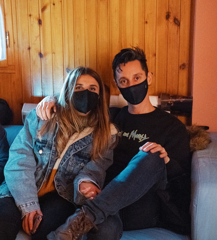 Nicolás Amelio-Ortiz y Andrea Núñez detrás de escenas de la serie "Hay Algo en el Bosque"