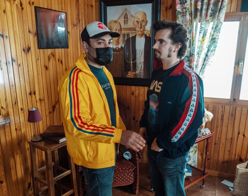Lander Otaola y Gastón Haag detrás de escenas de la serie "Hay Algo en el Bosque"