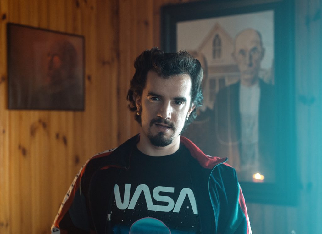 Lander Otaola detrás de escenas de la serie "Hay Algo en el Bosque"