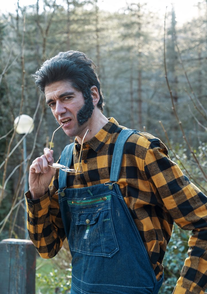 Javier Botet detrás de escenas de la serie "Hay Algo en el Bosque"