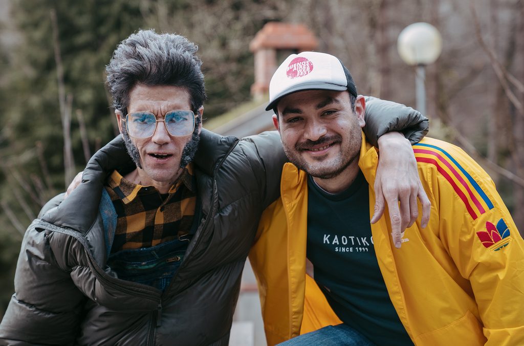 Javier Botet y Gastón Haag detrás de escenas de la serie "Hay Algo en el Bosque"