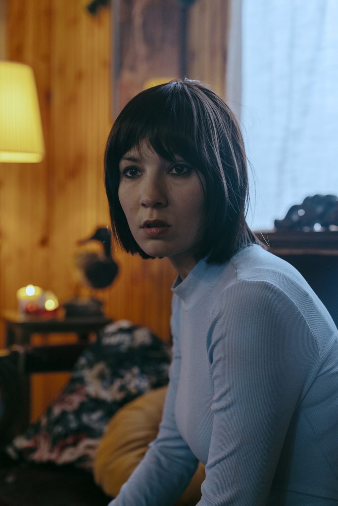 Usue Álvarez detrás de escenas de la serie "Hay Algo en el Bosque"