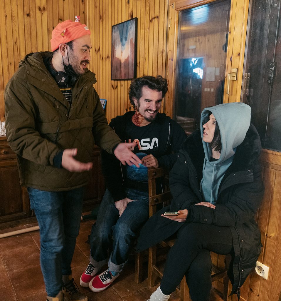 Gastón Haag, Lander Otaola y Usue Álvarez detrás de escenas de la serie "Hay Algo en el Bosque"