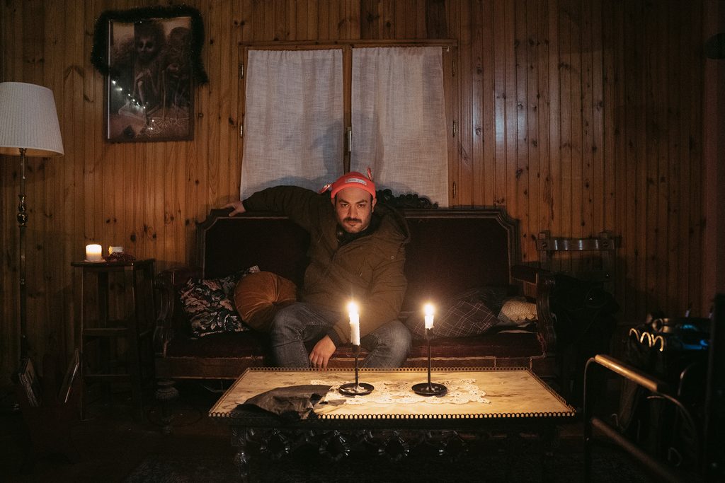 Gastón Haag detrás de escenas de la serie "Hay Algo en el Bosque"